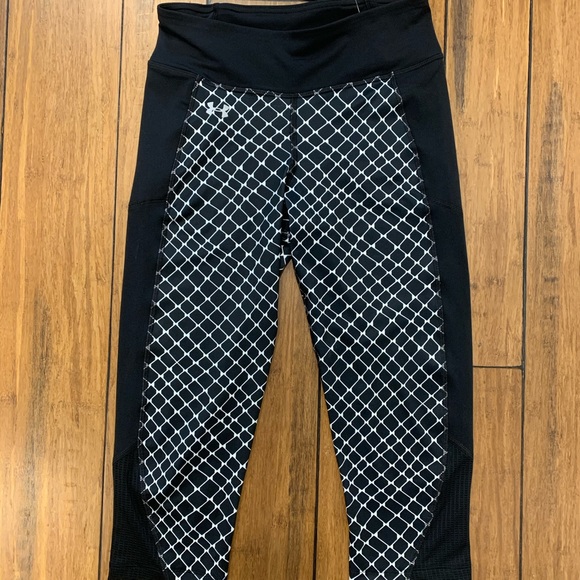 NWT UA Fly By Capri Legging - Picture 3 of 8